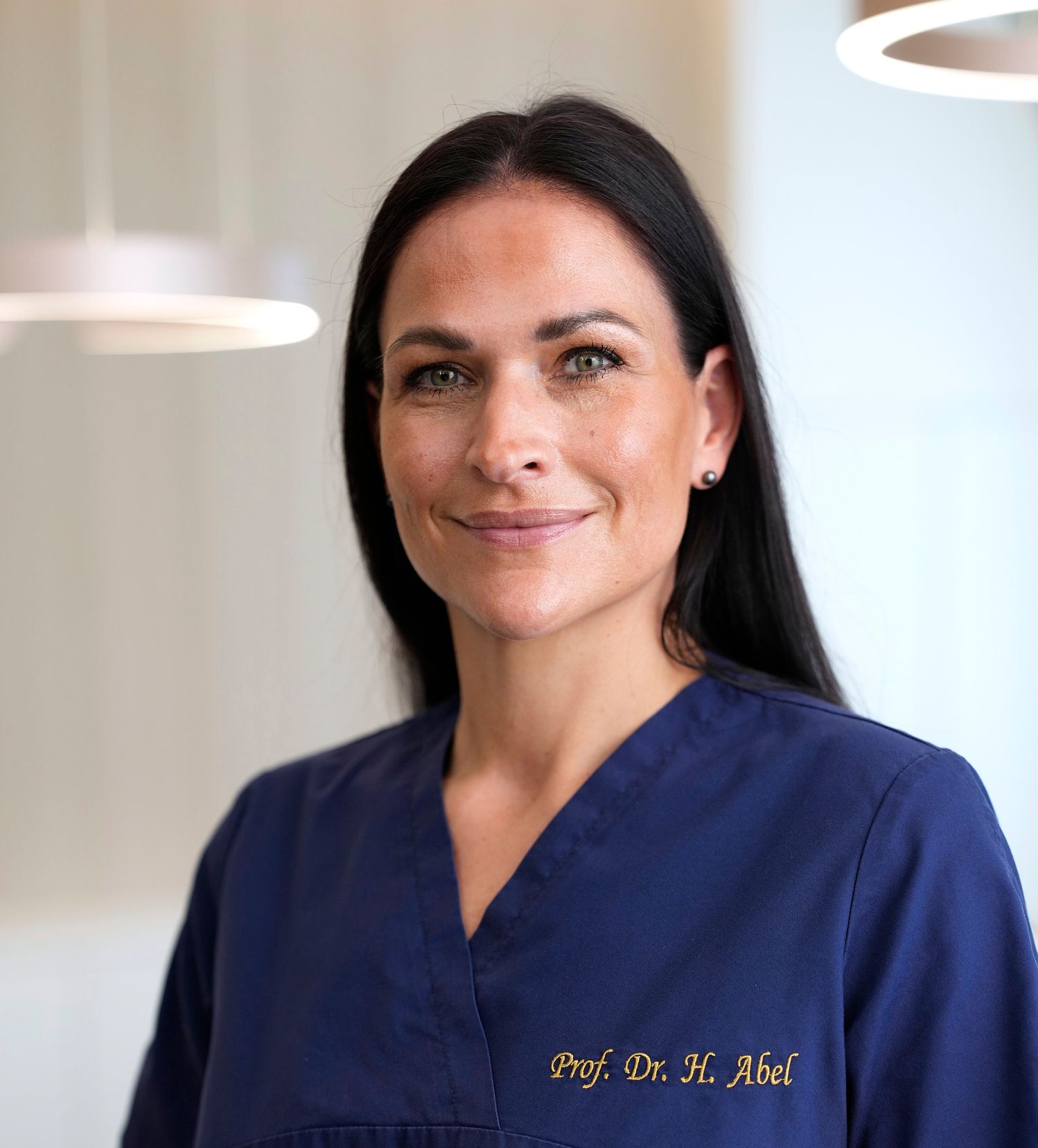 portrait-prof-dr-helen-abel-handchirurgie-muenchen.jpg