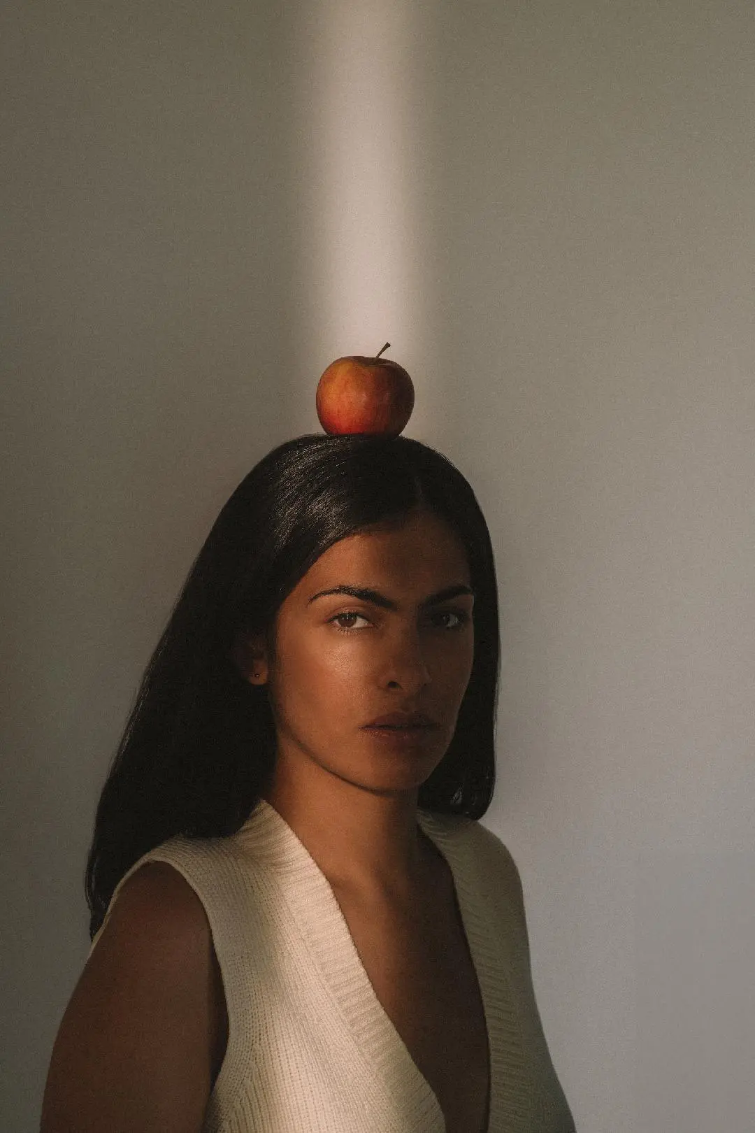 Yasmin Poloczek mit Apfel auf Kopf