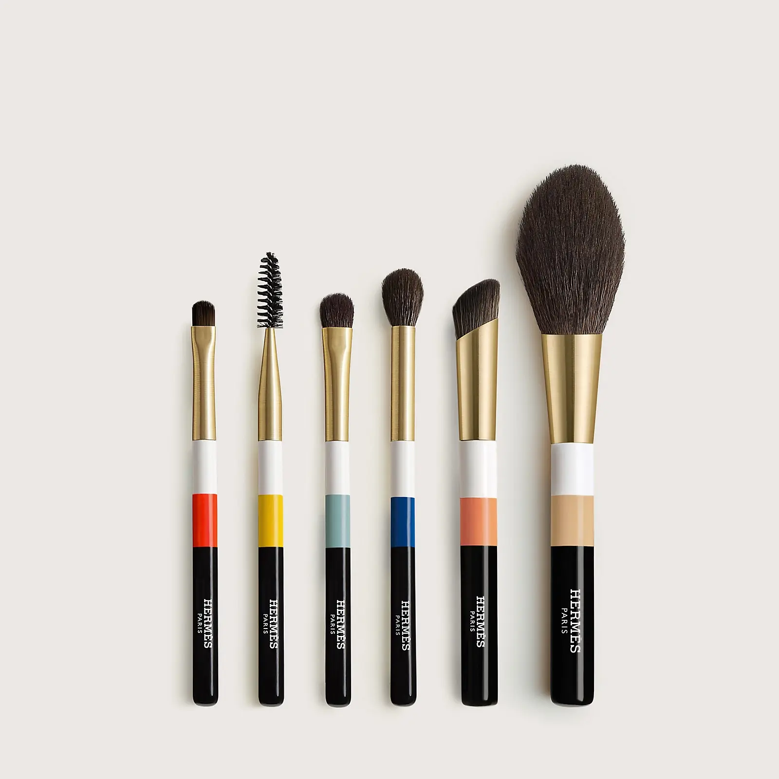 Pinsel auf grauem Hintergrund