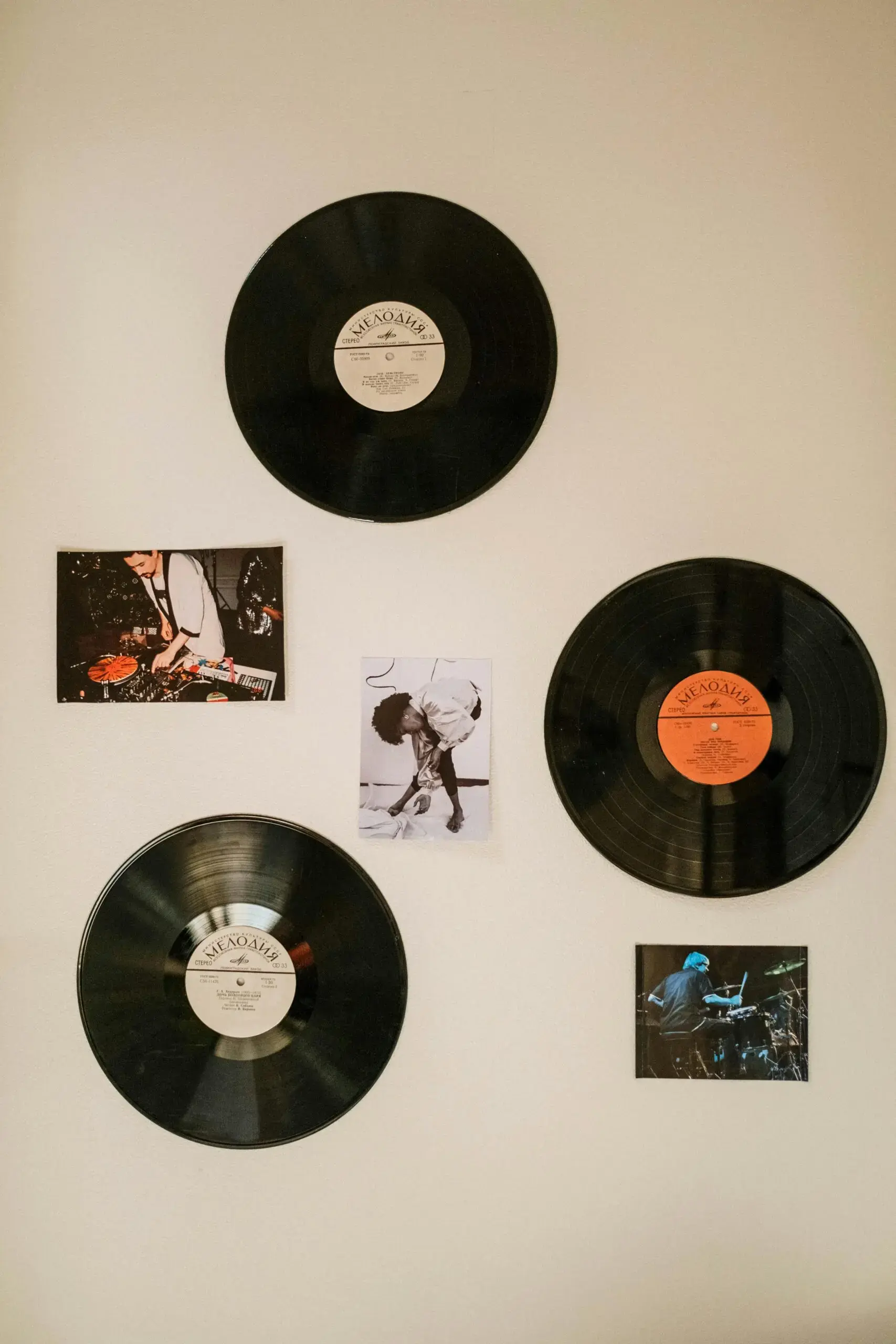 Schallplatten und Autogramme an einer Wand