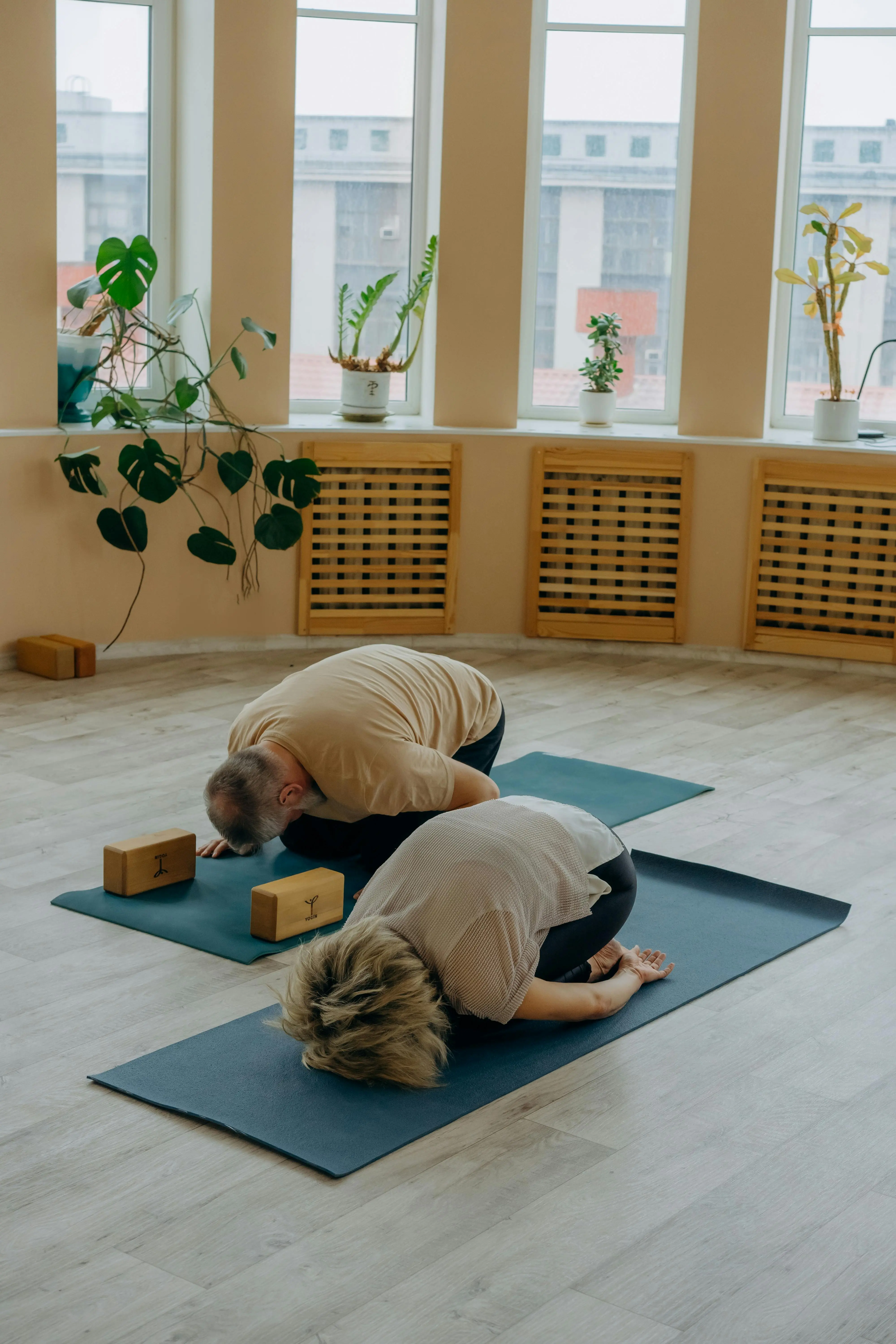 Zwei Menschen in Yoga Position Balasana