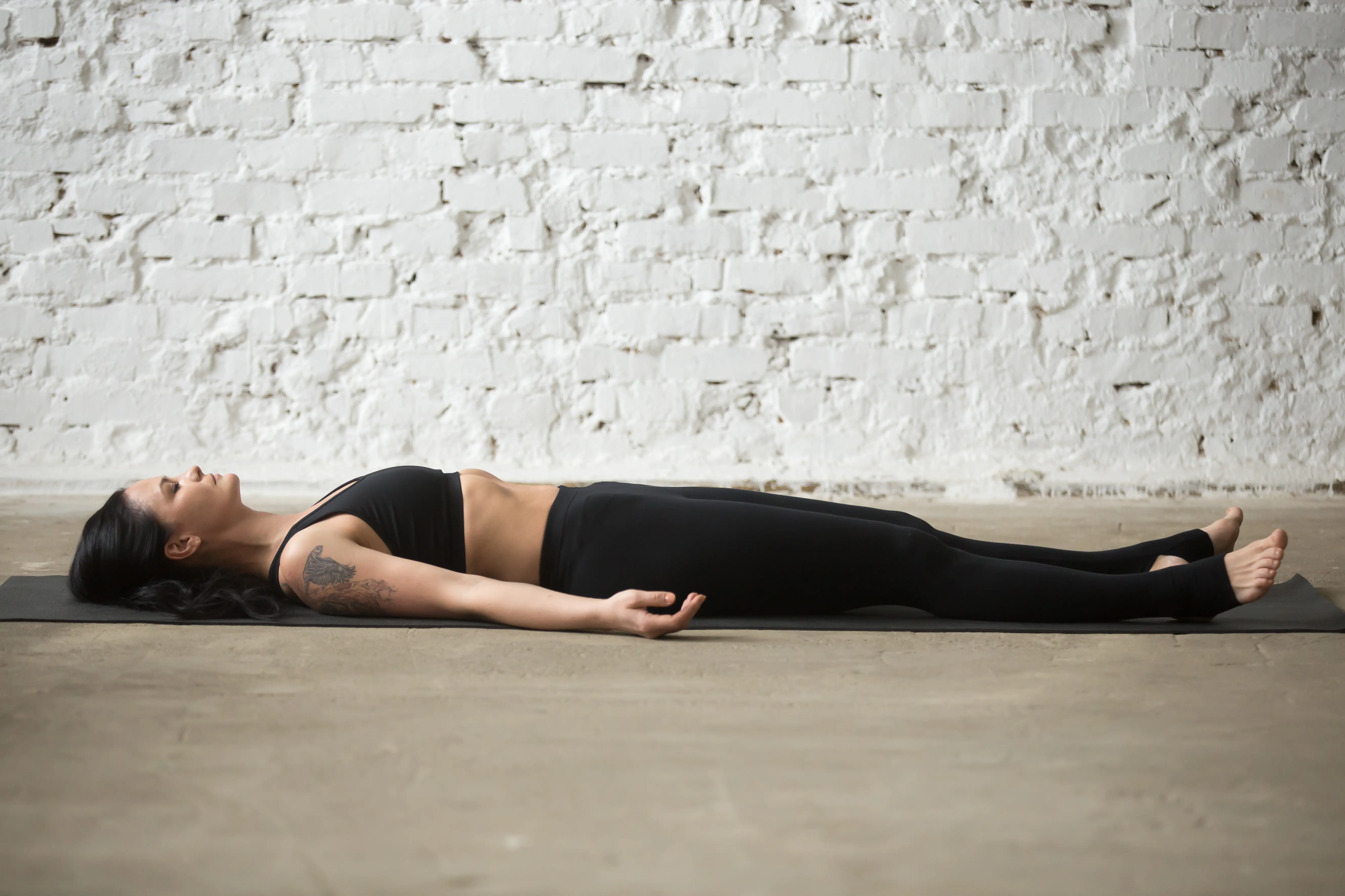 Frau Yogapose Savasana